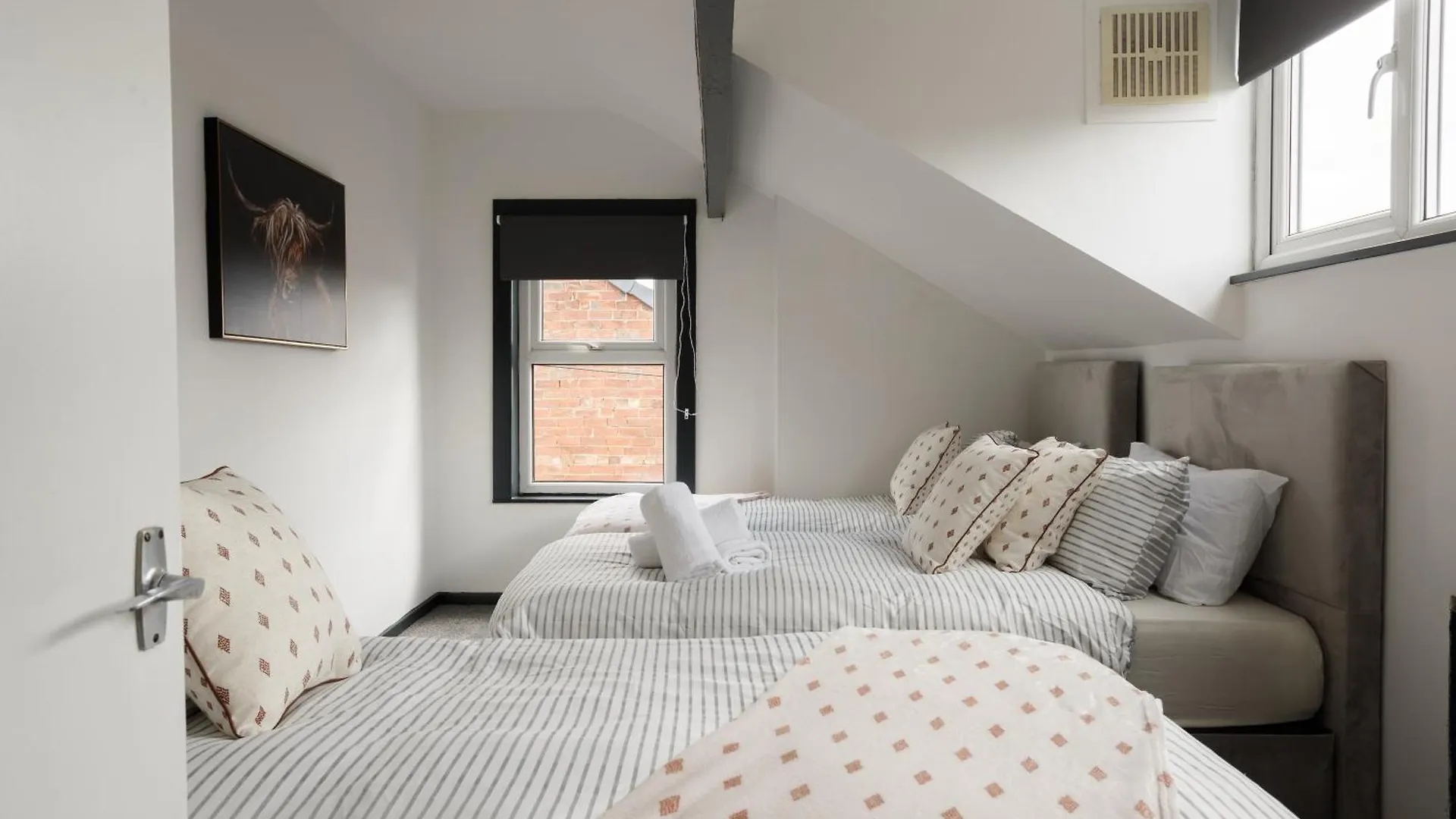 Spacious Three-Bedroom Apartment In Leeds Leeds