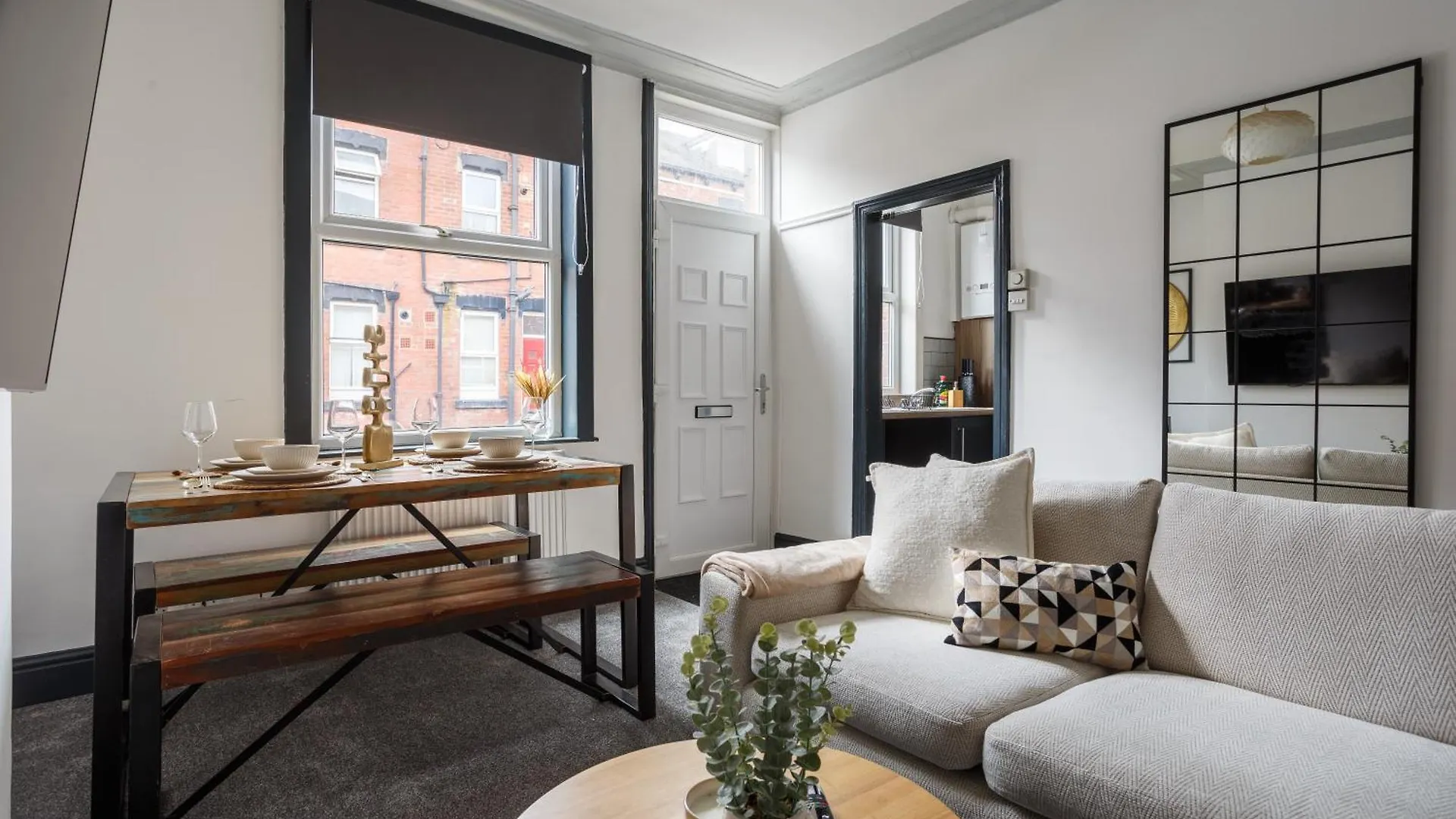 Spacious Three-Bedroom Apartment In Leeds Leeds