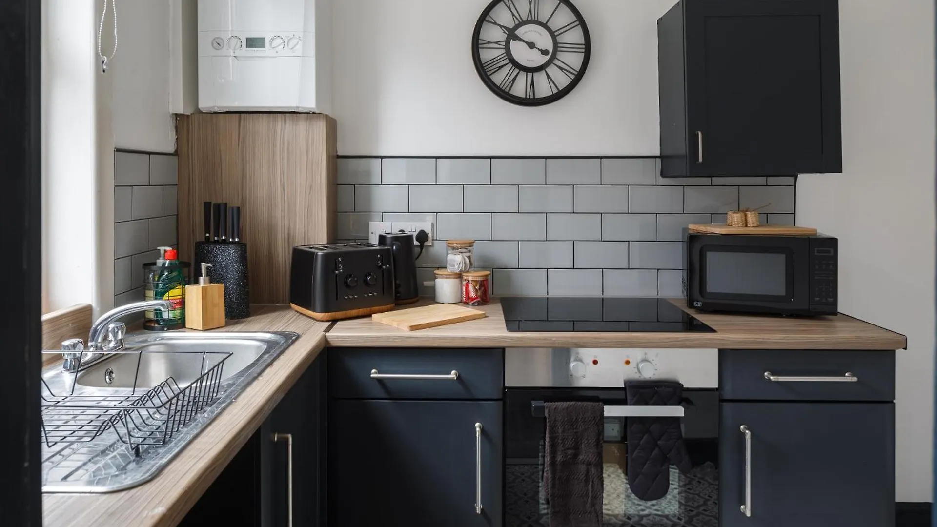 Spacious Three-Bedroom Apartment In Leeds Leeds