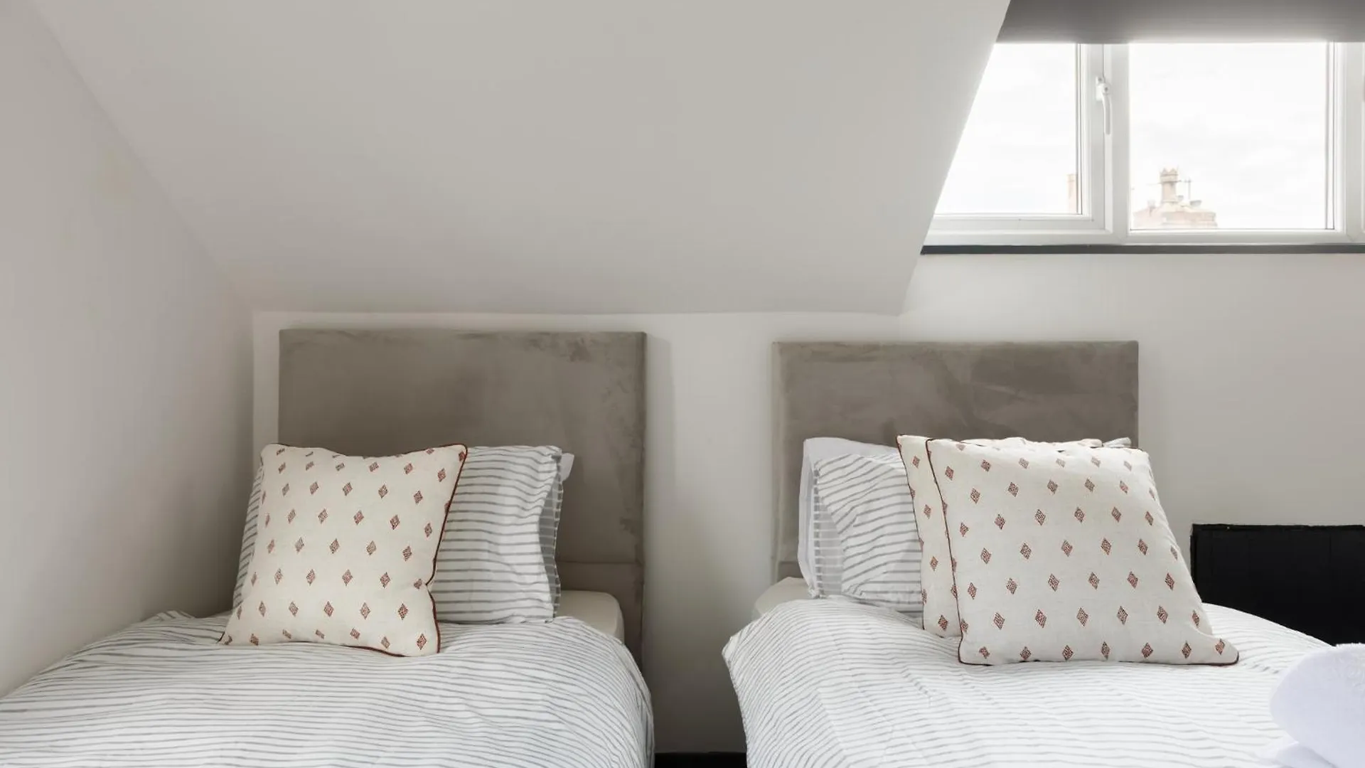 Spacious Three-Bedroom Apartment In Leeds Leeds