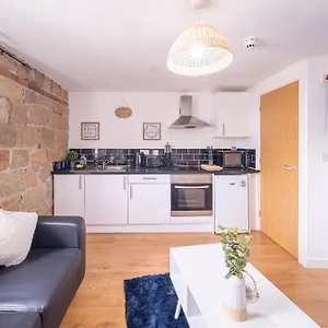  Apartment 1 Bedroom Kirkstall Centre Ideal For Corporate Guests, Free Parking