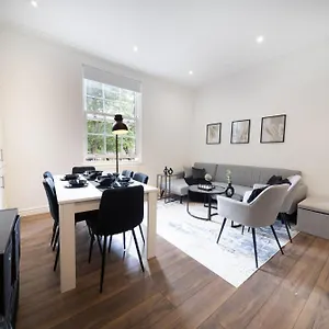  Apartment Excellent 3 Bedroom, 3 Baths, Centre, Netflix, Amazing Location!!