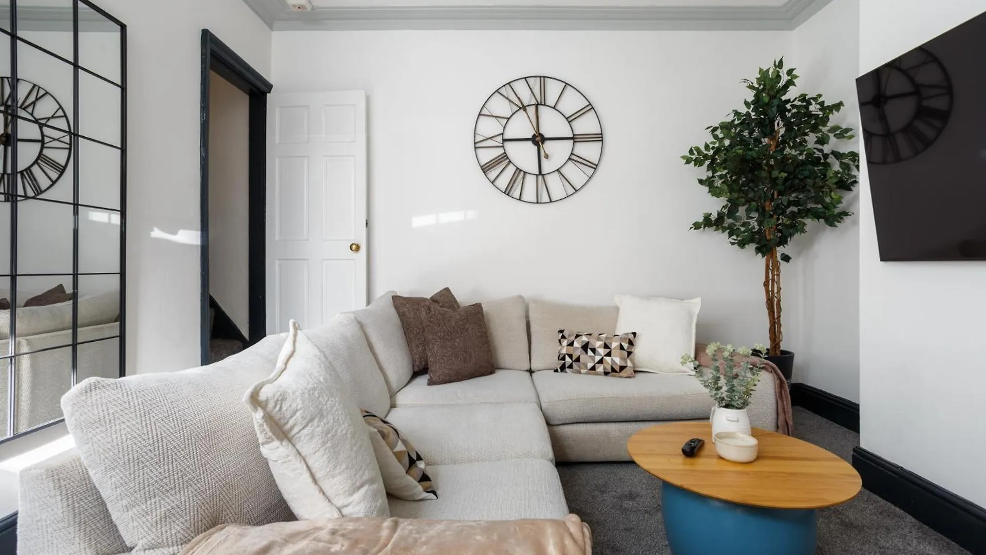 Spacious Three-Bedroom Apartment In Leeds Leeds