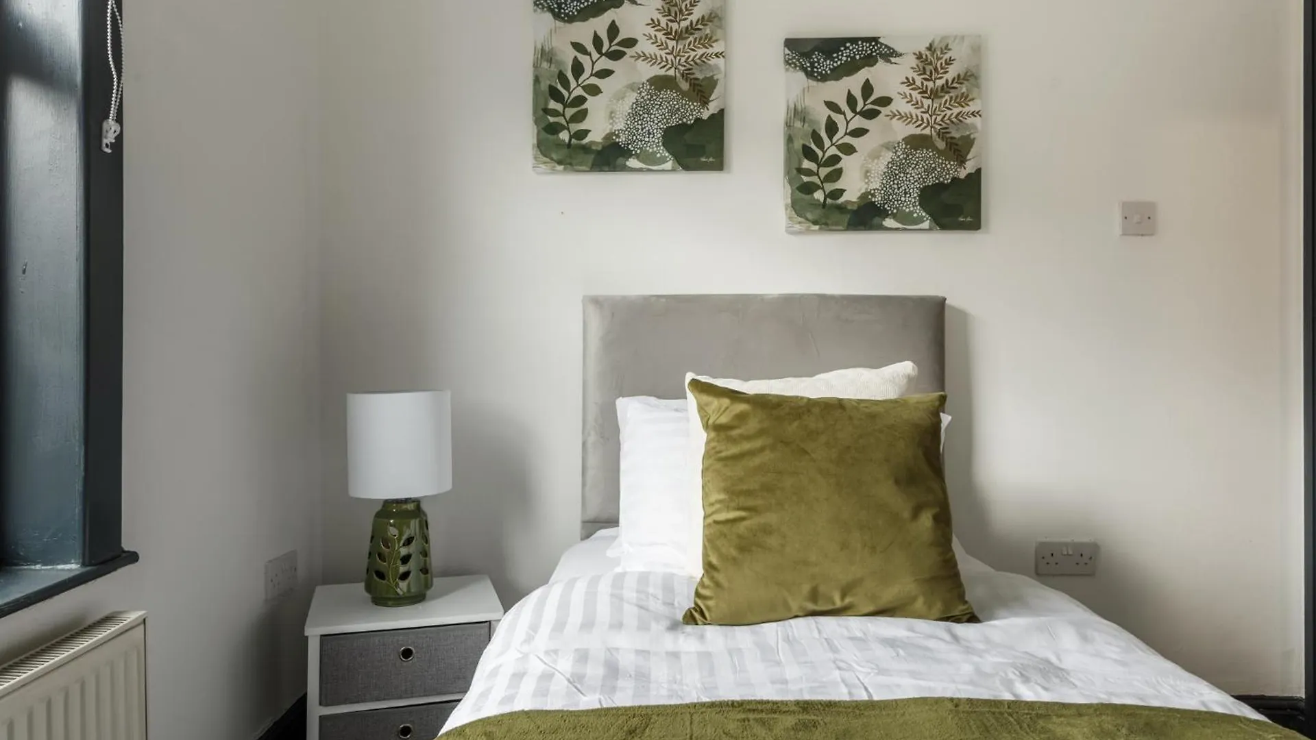 Spacious Three-Bedroom Apartment In Leeds Leeds