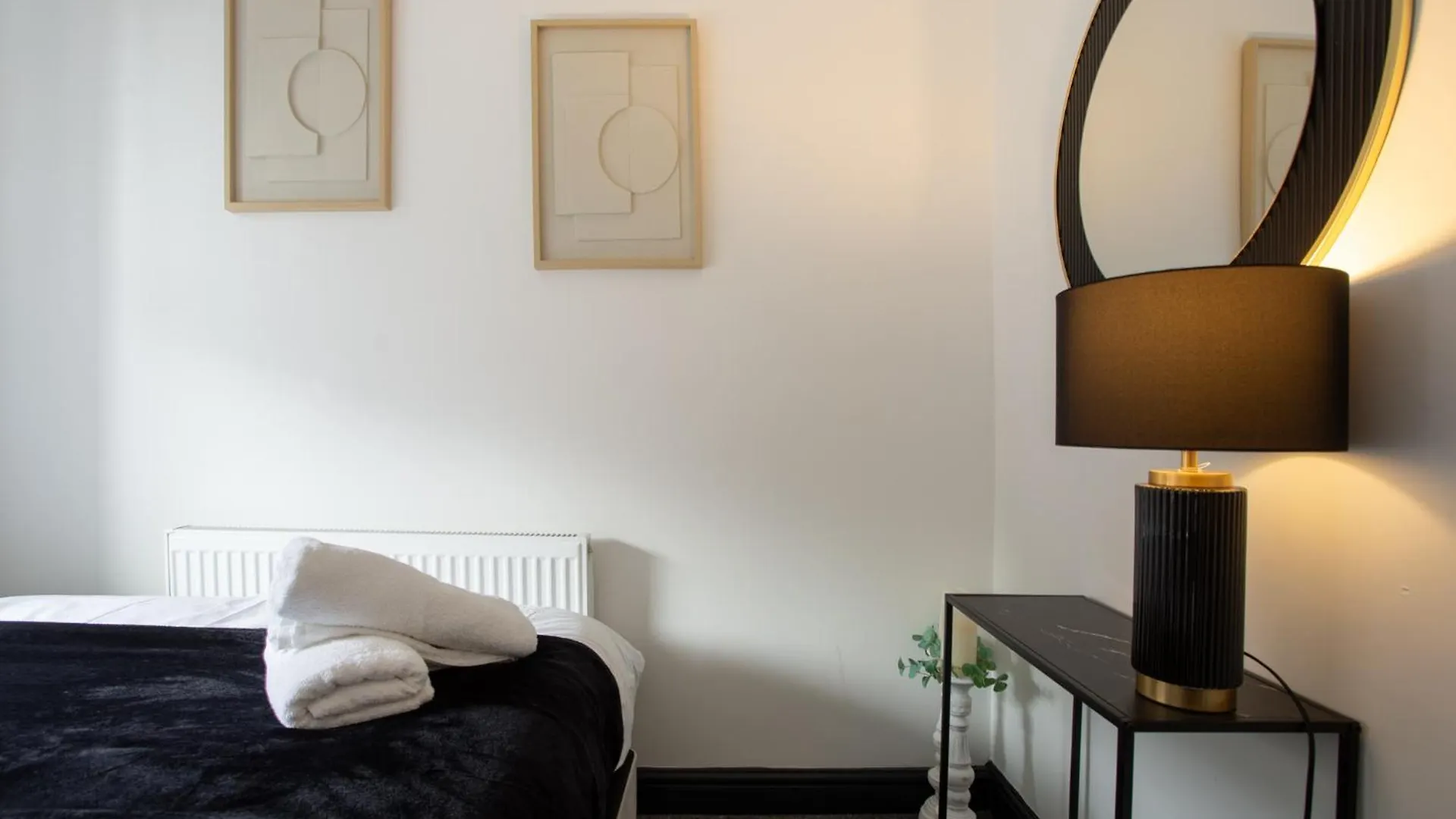Spacious Three-Bedroom Apartment In Leeds Leeds  Leeds (West Yorkshire)