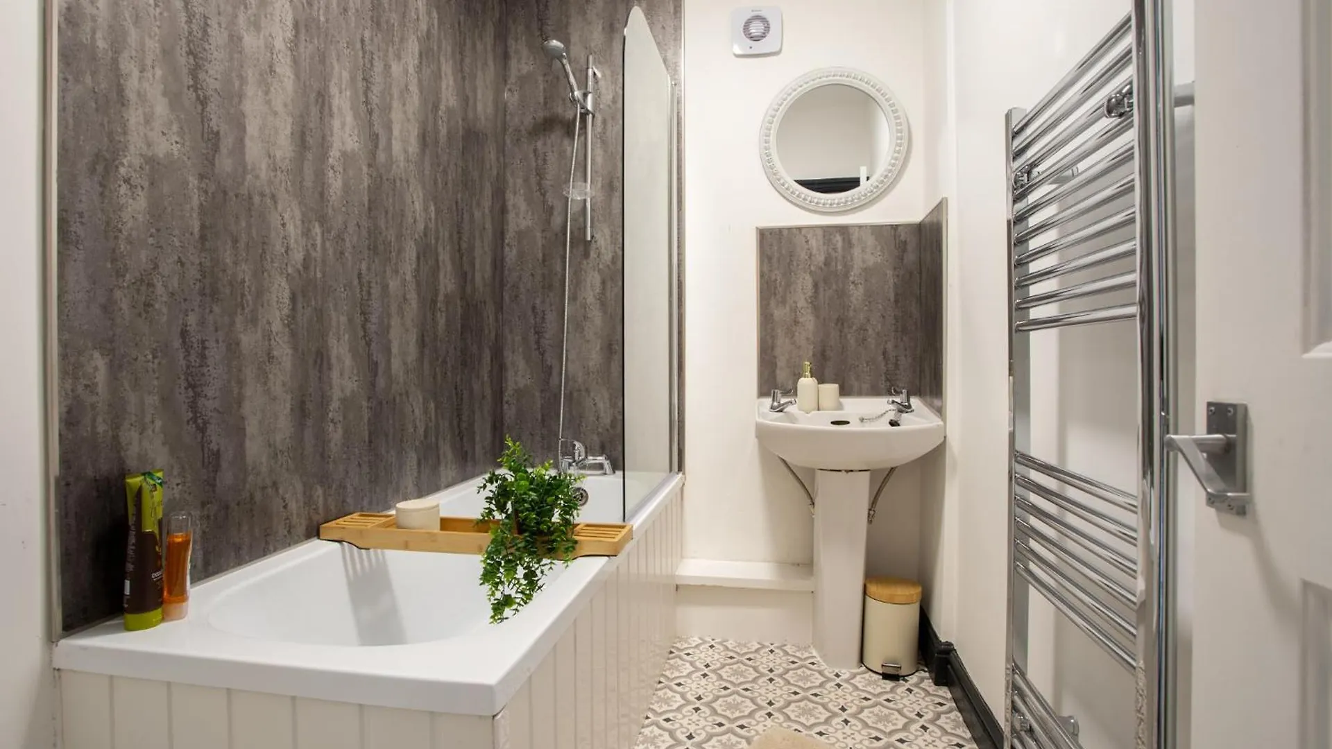 Spacious Three-Bedroom Apartment In Leeds Leeds   Leeds (West Yorkshire)