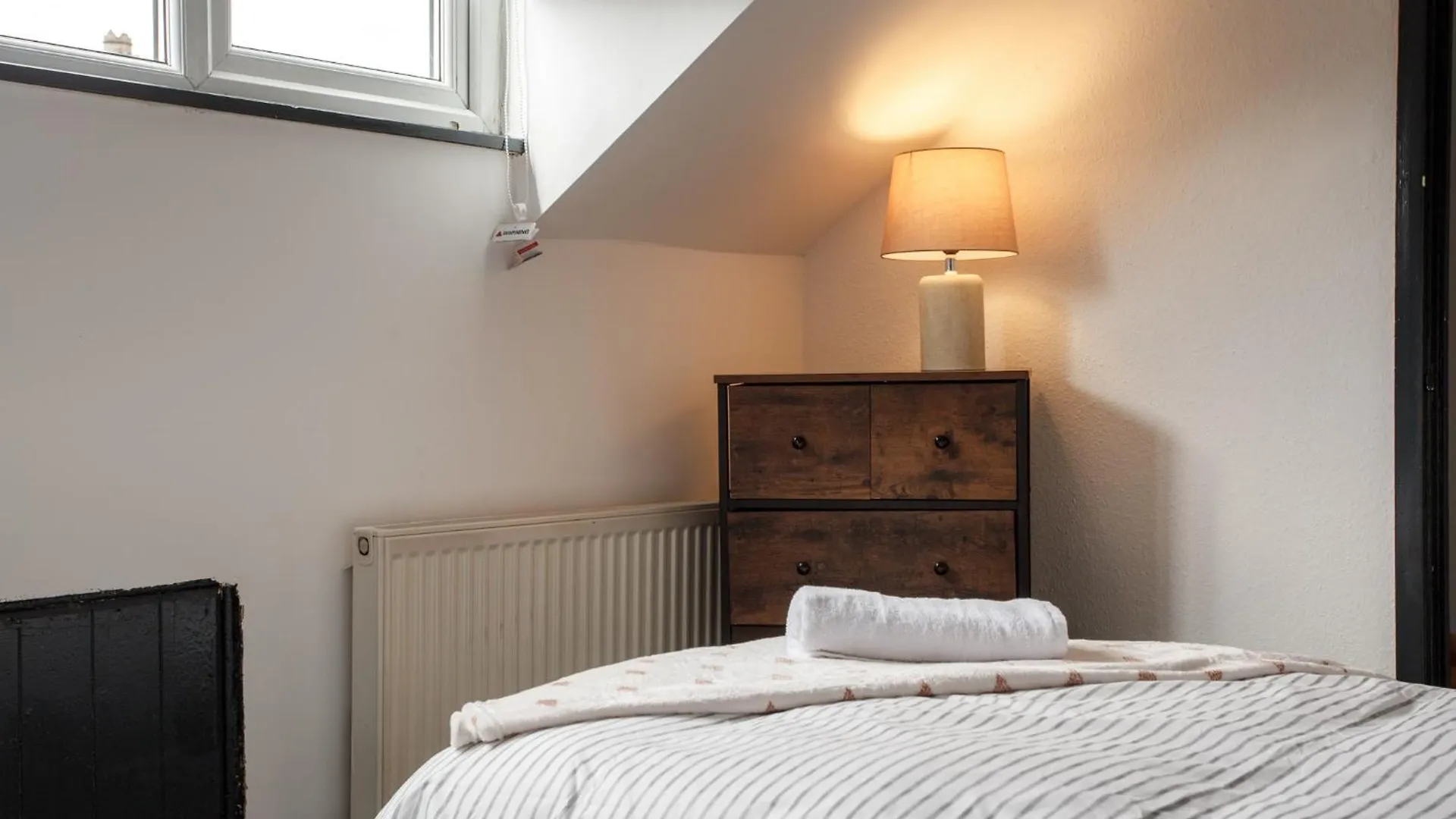 Spacious Three-Bedroom Apartment In Leeds Leeds
